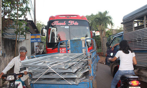 Xe cộ chen chúc, ùn ứ trên đường làng thuộc ấp Bàu Cá chiều 15-12.