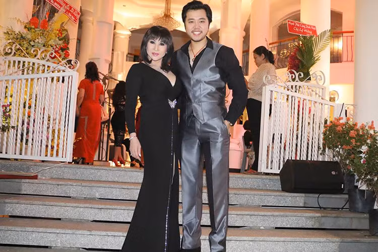 Công khai yêu Yvonne Thúy Hoàng vào tháng 10/2012, Vũ Hoàng Việt đối mặt với không ít lời dèm pha về chuyện tình với bồ già ngang tuổi mẹ.