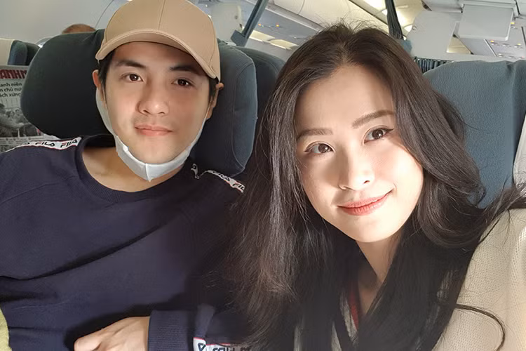 Cặp đôi Đông Nhi - Ông Cao Thắng cùng đáp chuyến bay ra Hà Nội.