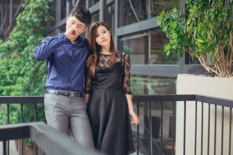 Khoảnh khắc Harry Lu dường như không giấu được niềm hạnh phúc bên Midu trong bộ ảnh chụp chung. Ảnh: Saostar