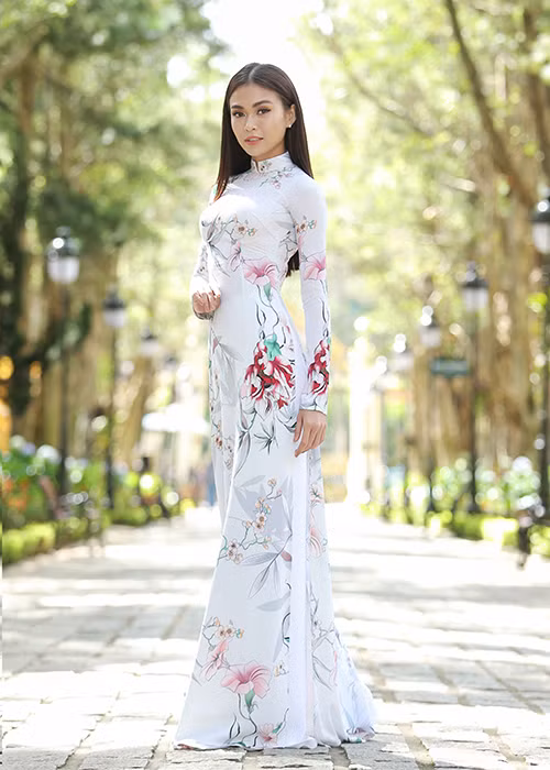 Diện tà áo dài mềm mại, thướt tha, Mâu Thủy cùng các thí sinh khác có dịp khoe nét duyên dáng, nữ tính.