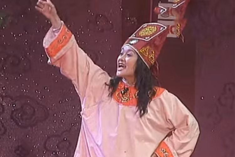 Hình ảnh Vân Dung trong Táo quân 2005. Trong chương trình năm 2005 và 2006, cô đều đóng vai Táo Y tế. Ảnh: VTV