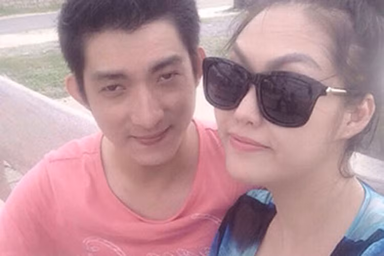 Trước những lời “tố” của vợ cũ, Bảo Duy quay clip phản pháo. Anh còn đăng tải hình ảnh bị thương do vợ cũ dùng guốc đánh vào đêm 30 Tết. Đáng chú ý, Bảo Duy chia sẻ các tin nhắn trò chuyện nặng lời giữa hai bên. Sau đó, Bảo Duy còn chia đoạn ghi âm bị vợ cũ mắng nhiếc thậm tệ. Ồn ào chỉ lắng xuống khi cả hai chính thức ly hôn vào tháng 3/2017. Ảnh: Đời sống pháp luật