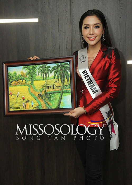 Đại diện Việt Nam mang đến cuộc thi Hoa hậu Siêu quốc gia 2017 một bức tranh về đồng quê Việt Nam. Ảnh: Missosology