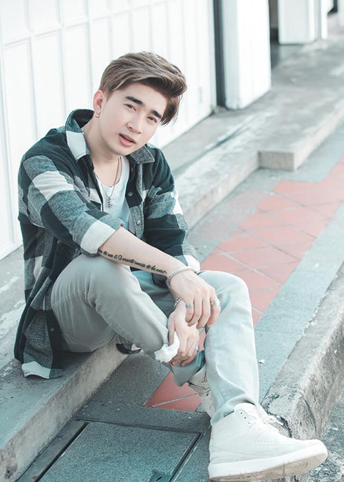 Chi Dân tên thật là Nguyễn Trung Hiếu. Anh sinh năm 1989, tại Kiên Giang. Chi Dân từng là thành viên nhóm nhạc Hero.