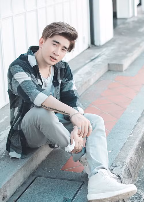 Chi Dân tên thật là Nguyễn Trung Hiếu. Anh sinh năm 1989, tại Kiên Giang. Chi Dân từng là thành viên nhóm nhạc Hero.