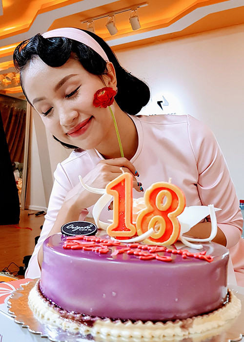 Vân Hugo mong mãi ở tuổi 18 trong ngày đón tuổi mới.