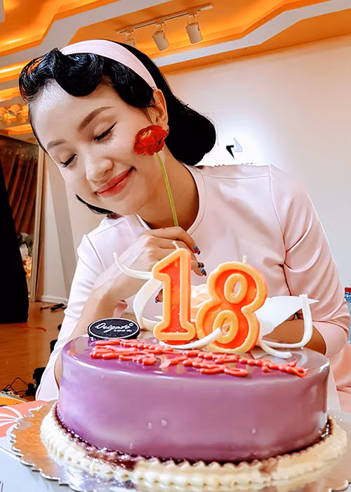 Vân Hugo mong mãi ở tuổi 18 trong ngày đón tuổi mới.