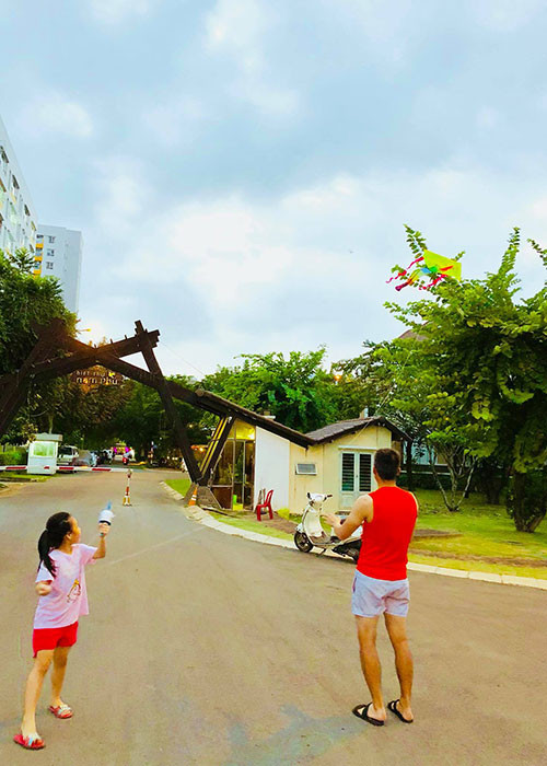 Công Vinh cảm thấy bình yên khi đi thả diều như hồi còn nhỏ.