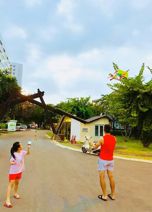 Công Vinh cảm thấy bình yên khi đi thả diều như hồi còn nhỏ.