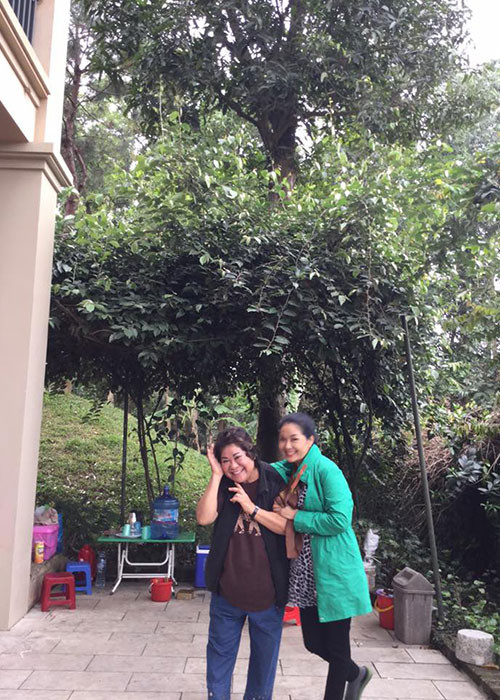 2 diễn viên phim Cả một đời ân oán: Minh Vượng, Minh Phương thân thiết trên phim trường.