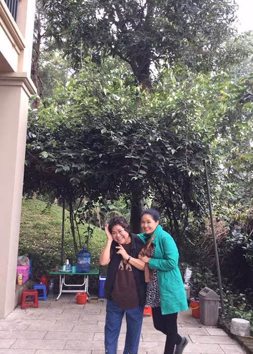 2 diễn viên phim Cả một đời ân oán: Minh Vượng, Minh Phương thân thiết trên phim trường.