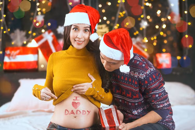 Gần đây, Tú Vi tung ảnh Giáng sinh bên chồng để tặng fans. Điều đặc biệt, nữ diễn viên khoe bụng bầu sau 2 năm làm đám cưới.