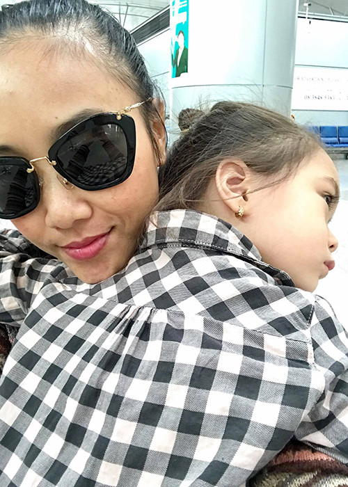 Con gái Đoan Trang buồn bã vì mẹ bận show diễn không thể cùng đáp chuyến bay về thăm gia đình nội.