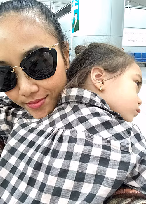 Con gái Đoan Trang buồn bã vì mẹ bận show diễn không thể cùng đáp chuyến bay về thăm gia đình nội.