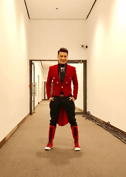 Món quà độc mùa Giáng sinh năm 2017 của Mr Đàm là ba đôi giày màu trắng, đỏ, đen. Theo lời nam ca sĩ, fans đến tận nhà để tặng anh.