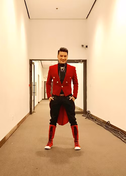 Món quà độc mùa Giáng sinh năm 2017 của Mr Đàm là ba đôi giày màu trắng, đỏ, đen. Theo lời nam ca sĩ, fans đến tận nhà để tặng anh.