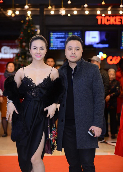 Mặc thời tiết giá lạnh của Hà Nội, Đinh Ngọc Diệp diện đầm đen hai dây gợi cảm, sánh đôi cùng ông xã tại buổi ra mắt phim “Lôi báo”. Ảnh: Giadinhvietnam