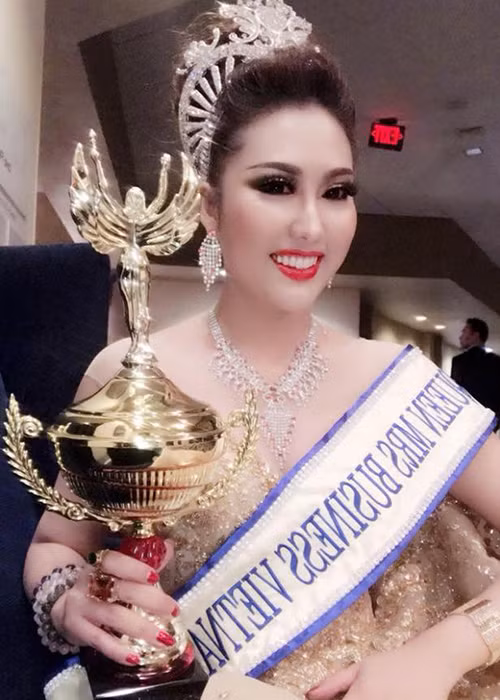 Từng bị kỳ thị vì xấu xí, Phi Thanh Vân đã lên ngôi hoa hậu. Hiện tại, cô là bà mẹ đơn thân có sự nghiệp kinh doanh khá thành công. Ảnh: FBNV