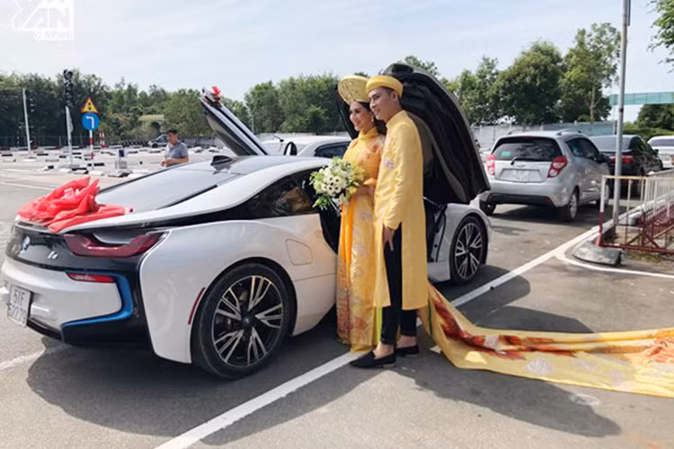 Sáng ngày 28/12, lễ rước dâu của Lâm Khánh Chi diễn ra tại TP HCM. Sau 2 tiếng đồng hồ di chuyển, cặp đôi đã có mặt tại quê nhà chú rể ở Vũng Tàu. Ảnh: Thể thao văn hóa