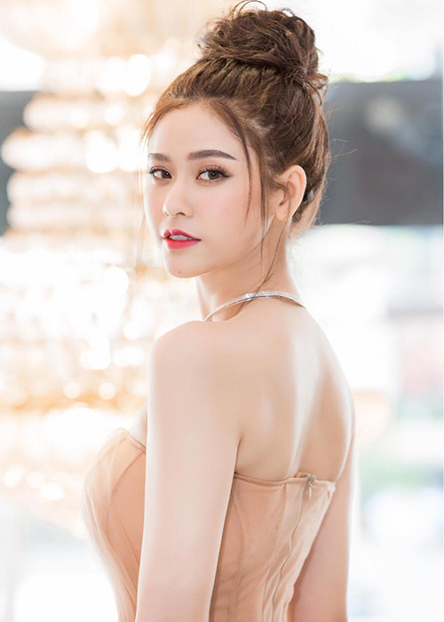 Nữ ca sĩ kiêm diễn viên không ngại diện các trang phục gợi cảm ở sự kiện lẫn đời thường.