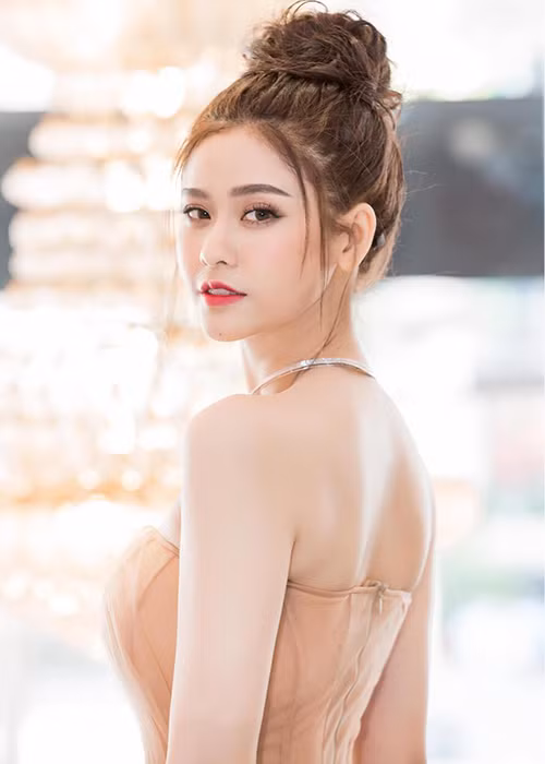 Nữ ca sĩ kiêm diễn viên không ngại diện các trang phục gợi cảm ở sự kiện lẫn đời thường.