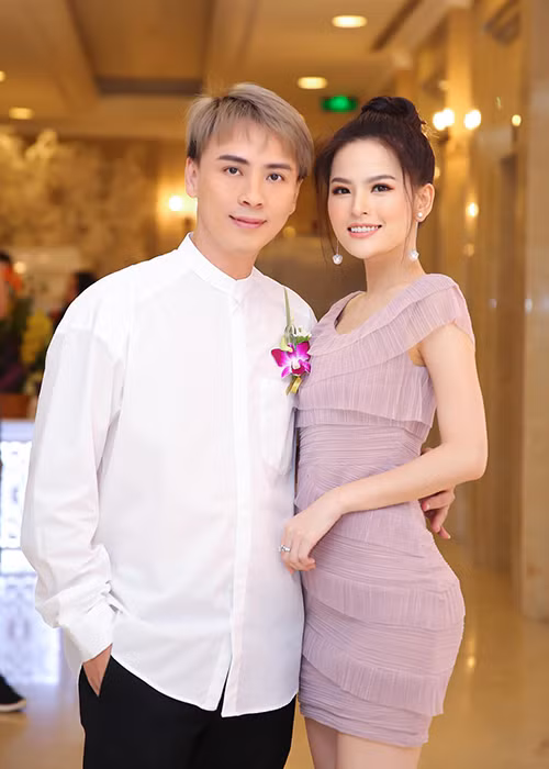 Xuất hiện trước đám đông, nữ diễn viên sinh năm 1988 luôn ăn diện chỉn chu.