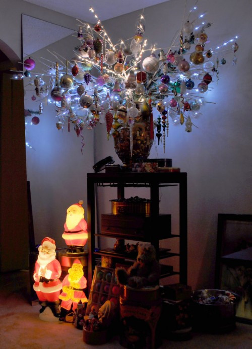 “Bình hoa” Giáng sinh. Cây thông lạ đời này đã trở thành phong cách của gia đình ở Vegas, Mỹ, từ khi chuyển tới đây sinh sống nhiều năm trước đây.