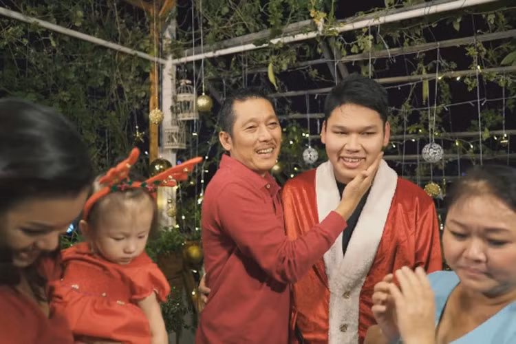 Nữ ca sĩ đã hóa trang cho cậu em trai của mình vừa bí mật về nước thành ông già Noel để tạo bất ngờ cho gia đình.