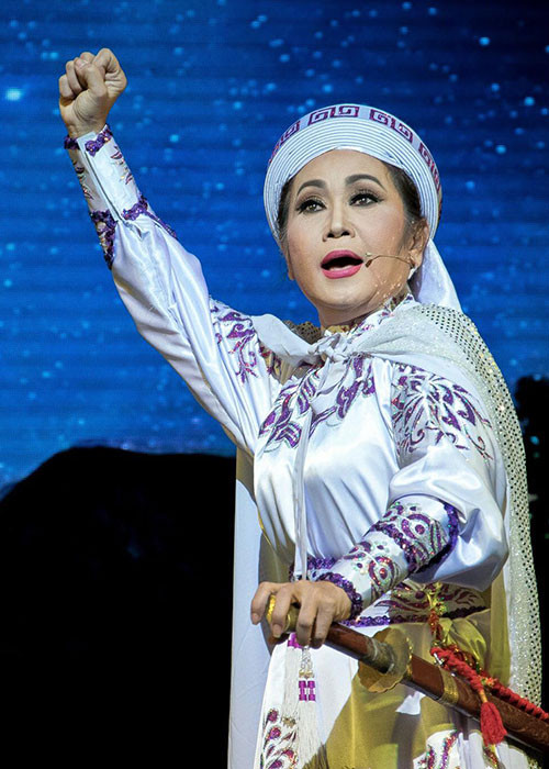 Nữ nghệ sĩ được đánh giá đa tài khi diễn tròn vai từ thể loại tuồng đến hài kịch.