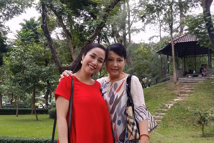 Nghệ sĩ Hải Lý hiện vẫn đi đóng phim. Cô vui vẻ chụp ảnh bên Ốc Thanh Vân trên phim trường. Ảnh: FBNV