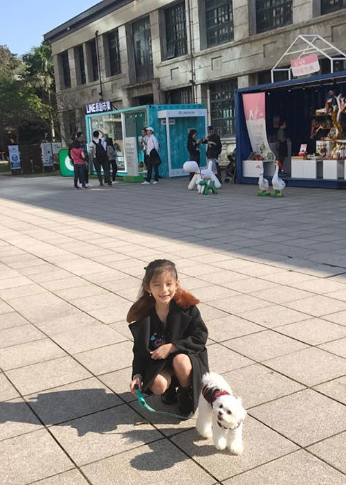 Ngọc Diễm chia sẻ hình ảnh con gái đang vui đùa với chú cún cưng.