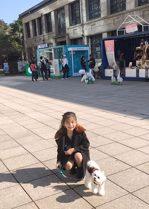 Ngọc Diễm chia sẻ hình ảnh con gái đang vui đùa với chú cún cưng.