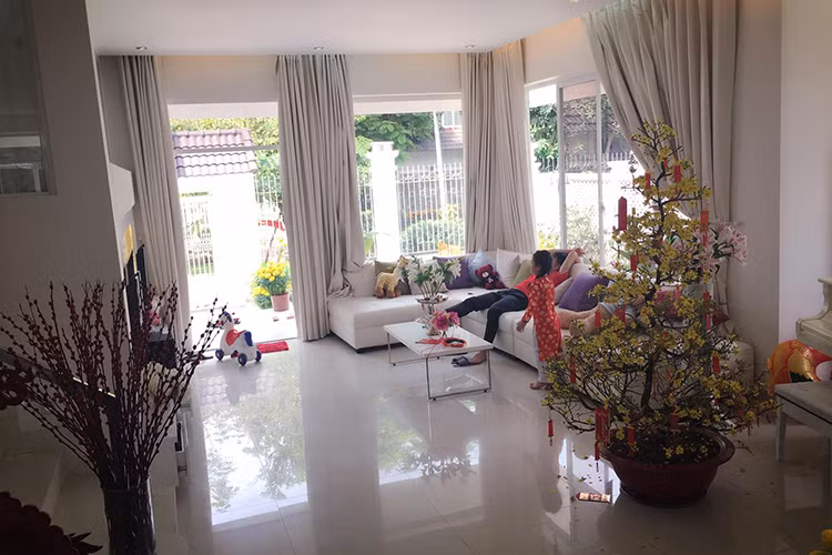 Vợ chồng Thủy Tiên lưu lại nhiều khoảnh khắc của con gái trong điện thoại nhưng chỉ có người thân thiết mới được xem.