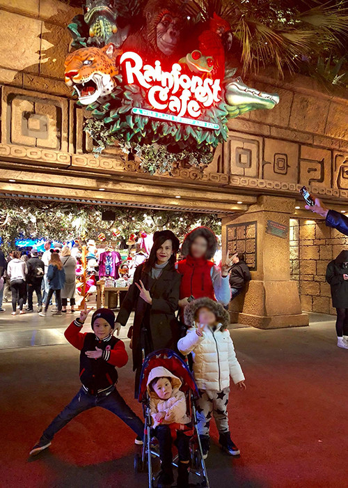 2 nhóc tì nhà ca sĩ Thụy Anh vui vẻ đi chơi Giáng sinh ở Mỹ cùng bố mẹ.