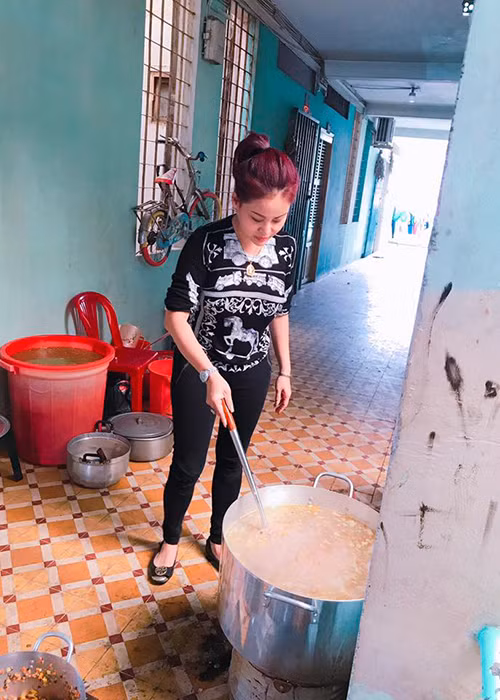 Lê Giang phụ giúp sư thầy nấu cháo từ thiện để phát cho bà con nghèo.