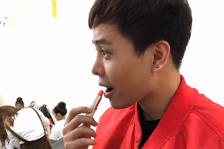 Quốc Thiên đăng tải hình ảnh Trịnh Thăng Bình làm điệu.