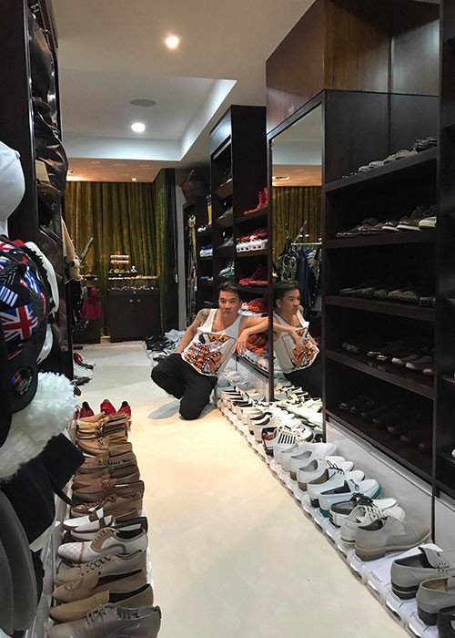 Mr Đàm than vãn: “Rảnh một chút là mua sắm, để rồi giờ đây phải soạn ra cho bớt. Tui mệt rồi! 3 tiếng mà vẫn chưa xong một khu, trong khi còn 19 khu vực!”.