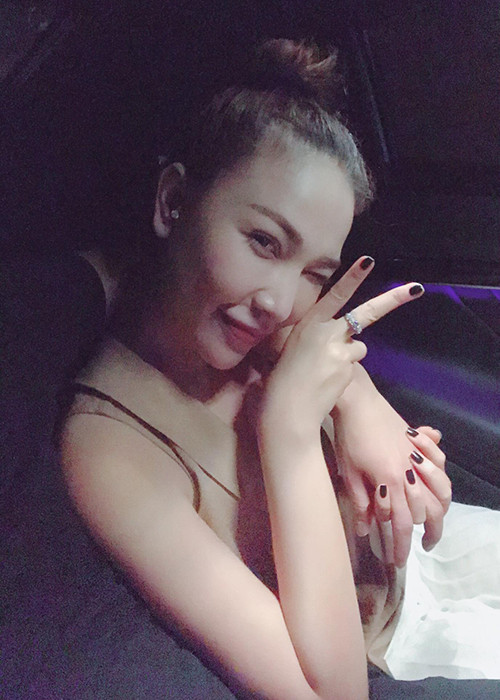 Quỳnh Thư khoe khoảnh khắc nắm tay bạn trai giấu mặt.