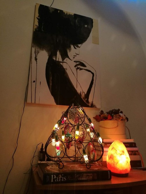 Phiên bản cây thông hết sức sáng tạo từ bàn học và giá đựng rượu.