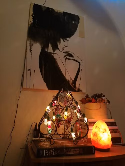 Phiên bản cây thông hết sức sáng tạo từ bàn học và giá đựng rượu.