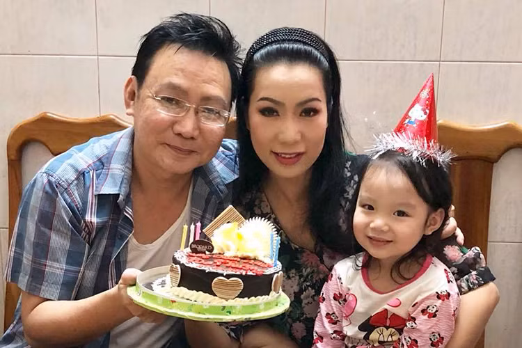 Trịnh Kim Chi chia sẻ: “Thương lắm, hôm nay sinh nhật ảnh mà vợ phải đi diễn, con gái Võ Trịnh Khánh Ngân lọ mọ làm bánh tặng ba từ buổi trưa, sinh nhật đơn giản vậy thôi nha ông xã. 3 mẹ con yêu ba”.