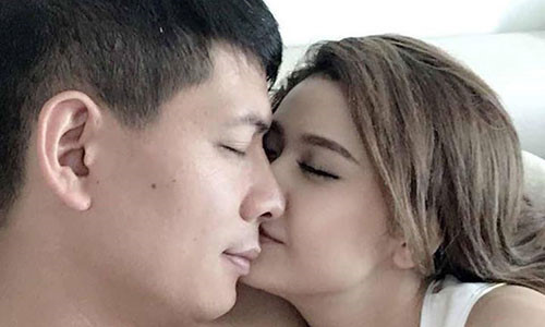 Bình Minh ôm ấp Trương Quỳnh Anh. Ảnh: Khám phá