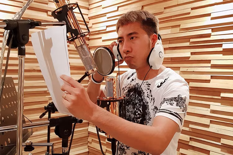 Only C tên thật là Nguyễn Phúc Thạch. Anh sinh năm 1988, là một nhạc sĩ, ca sĩ, nhà sản xuất âm nhạc tại SG.