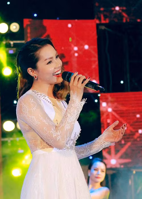 Ngọc Anh gây chú ý sau khi đoạt giải nhì Sao mai 2005, top 5 Sao mai điểm hẹn 2006. Trước đó, cô giành không ít giải thưởng về ca hát.