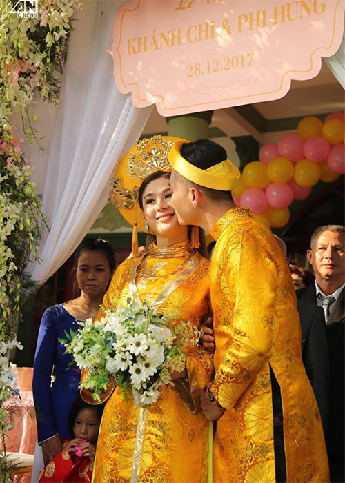 Nữ ca sĩ chuyển giới hạnh phúc bên chồng trẻ. Ảnh: Thể thao văn hóa