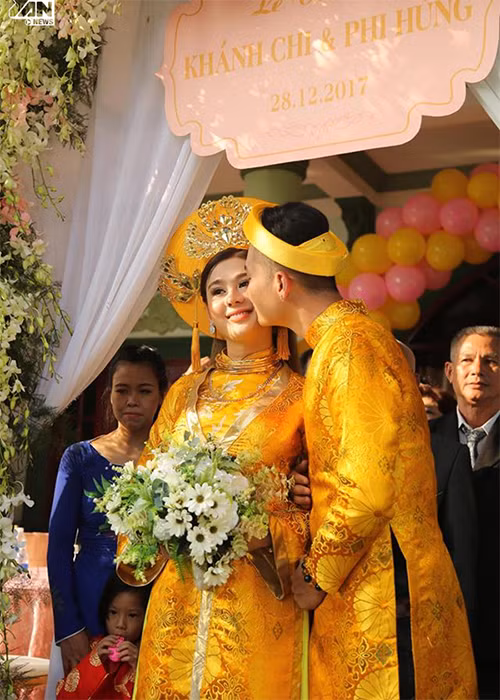 Nữ ca sĩ chuyển giới hạnh phúc bên chồng trẻ. Ảnh: Thể thao văn hóa