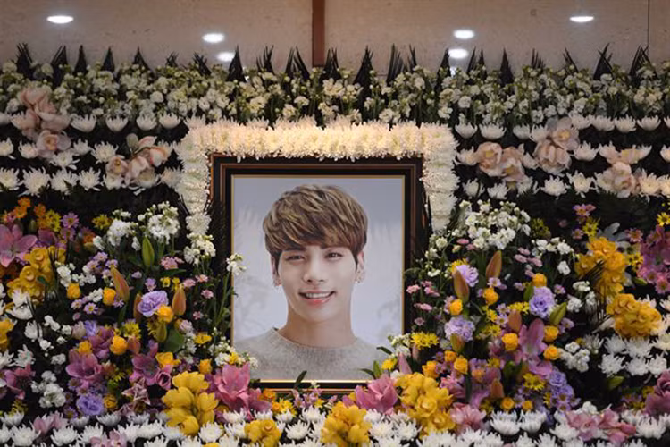 Thông tin Jonghyun qua đời vào tối ngày 18/12 ở tuổi 27 chấn động làng giải trí xứ Hàn. Cái chết của anh nghi do tự tử. Lá thư tuyệt mệnh của anh cũng vừa được công bố. Ảnh: hankookilbo