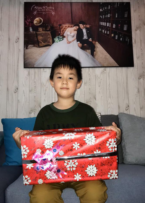 Con trai Lê Phương - Quách Ngọc Ngoan nhận được quà từ ông bà nội.