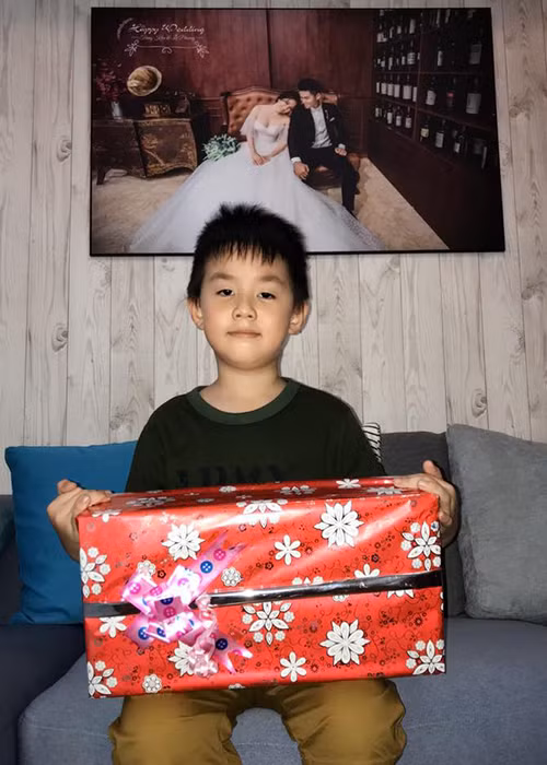 Con trai Lê Phương - Quách Ngọc Ngoan nhận được quà từ ông bà nội.